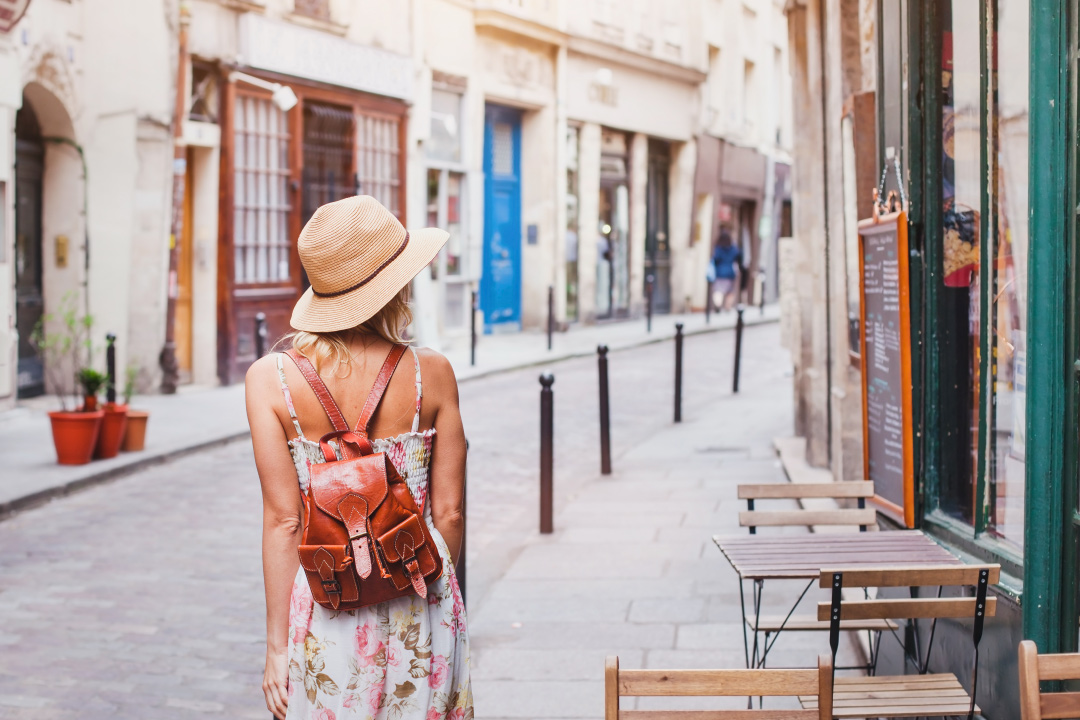 Imagen de mujer caminando por las calles, entrada El Mediterráneo ibérico, el clima más saludable de you home in Costa Blanca