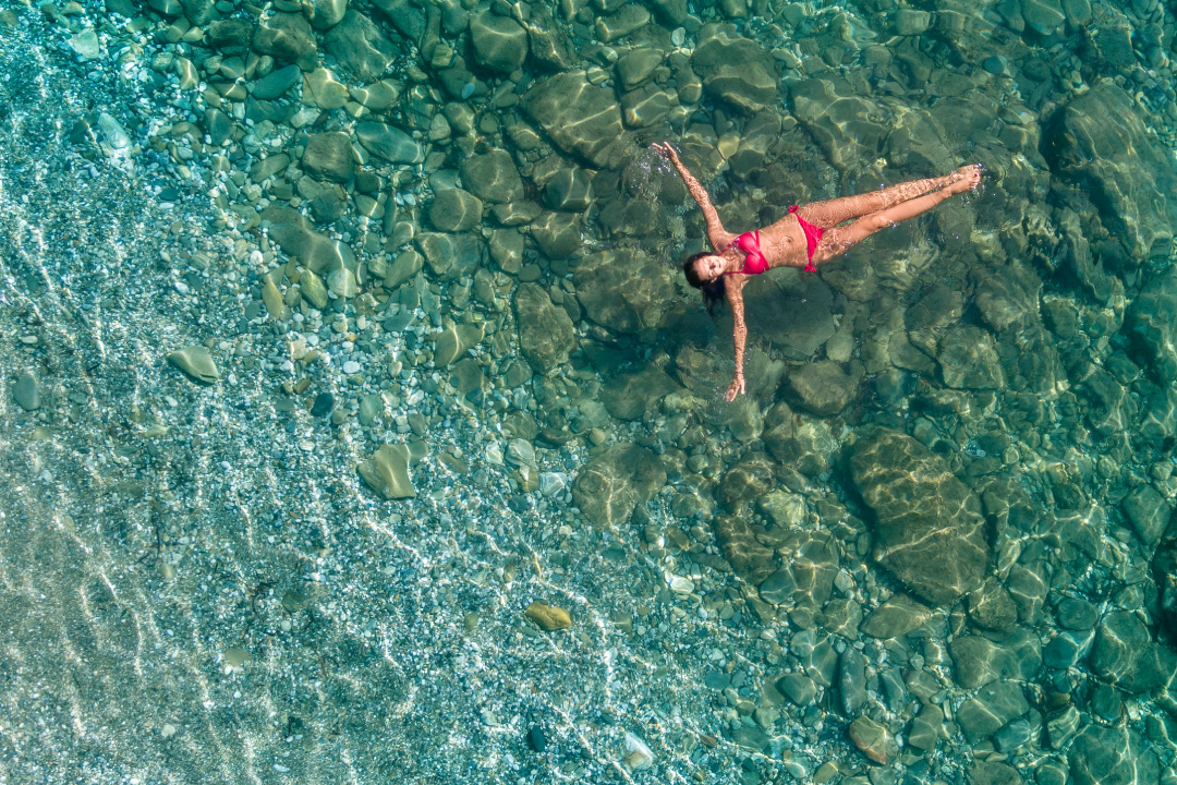 Imagen de mujer flotando en el Mediterráneo, entrada El Mediterráneo ibérico, el clima más saludable de you home in Costa Blanca