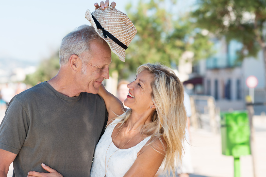 Pareja de jubilados disfrutando por las calles de la costa blanca