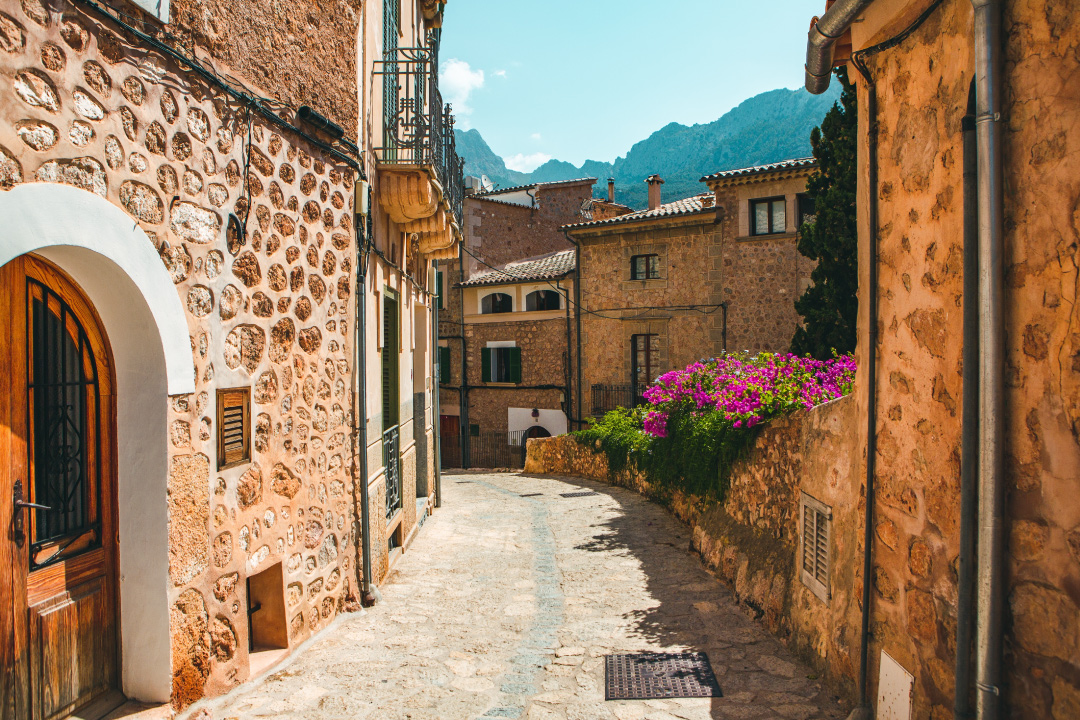 Imagen de una calle empedrada de pueblo para Consejos para empezar la compra de tu vivienda en la Costa Blanca