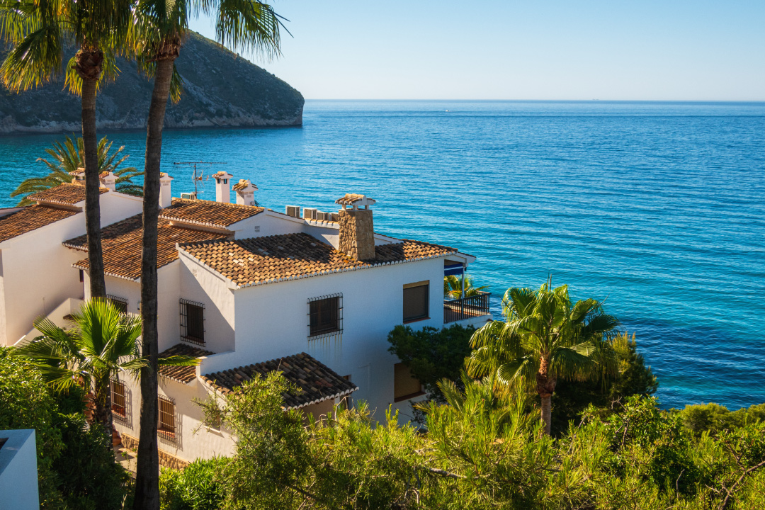 Imagen de una residencia frente al mediterráneo para Consejos para empezar la compra de tu vivienda en la Costa Blanca