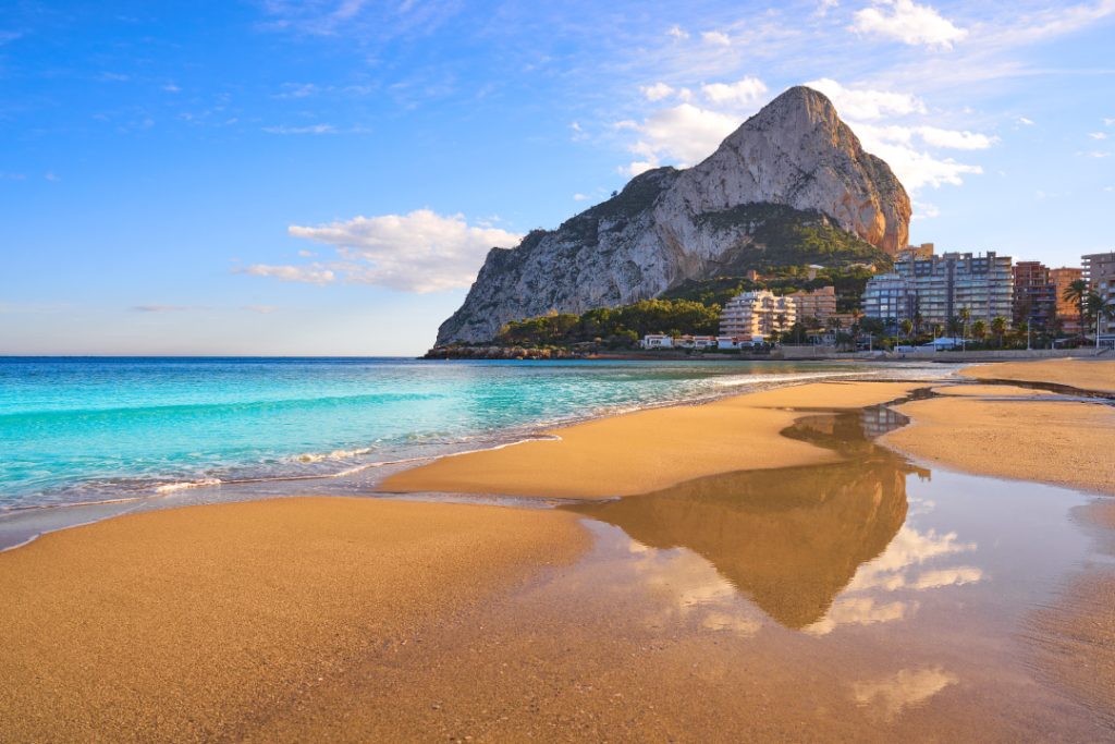Playa Fossa de Calpe con imagen del peñón de Ifach para la entrada de costa blanca de la web de your home in costa blanca