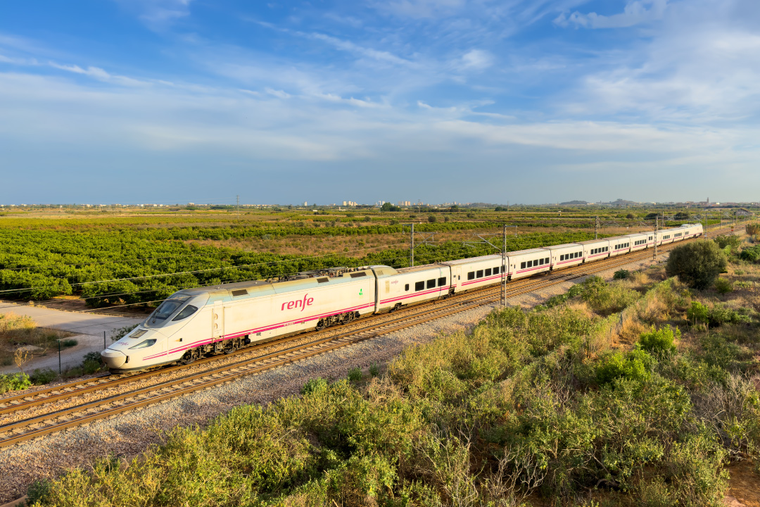 Una ciudad conectada con el resto del mundo, tren renfe que conecta la Costa Blanca con el resto de ciudades.
