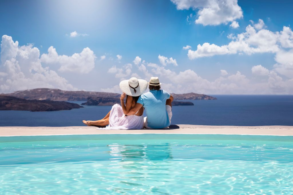 Banner de: El país ideal para estar siempre tranquilo, donde una pareja contempla el mediterráneo desde su residencia en la Costa Blanca.