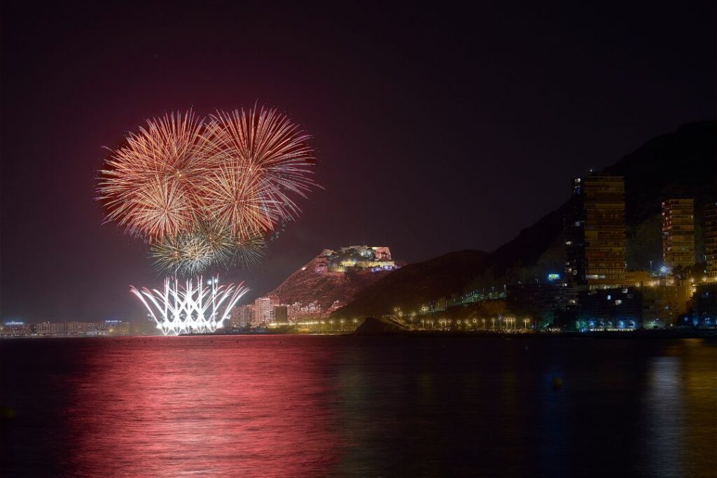 Una provincia llena de cultura. Castillo de fuegos artificiales en Hogueras, Alicante, Costa Blanca